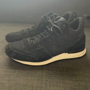 Nike International Mid